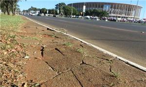 Ao fundo o estádio e em primeiro plano a calçada,