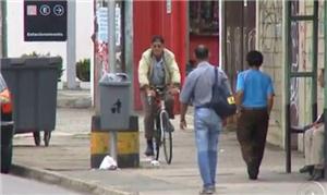 Apesar da ciclovia, muitos ciclistas dividem espaç