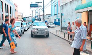 Aposentado faz as vezes de agente de trânsito no B