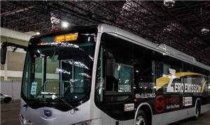 Apresentação do ônibus movido à bateria na zona no