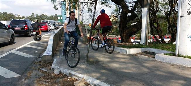 Área para pedalar é precária sobre a ponte Eusébio