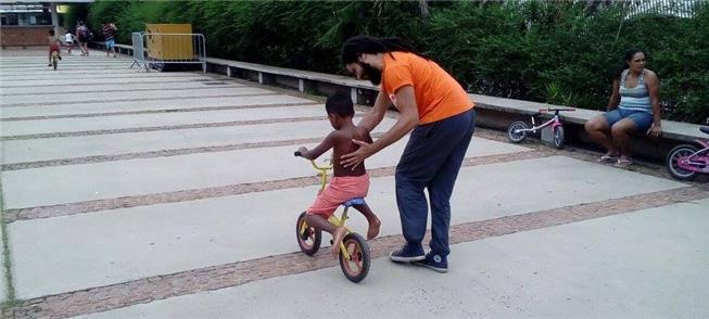 Atividades com bicicleta agitam o Dia da Criança e