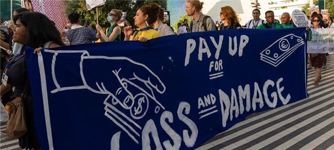 Ativistas protestam em Dubai durante a COP 28