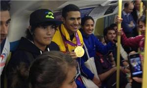 Atleta Rúben Limardo, no metrô de Londres, exibe m