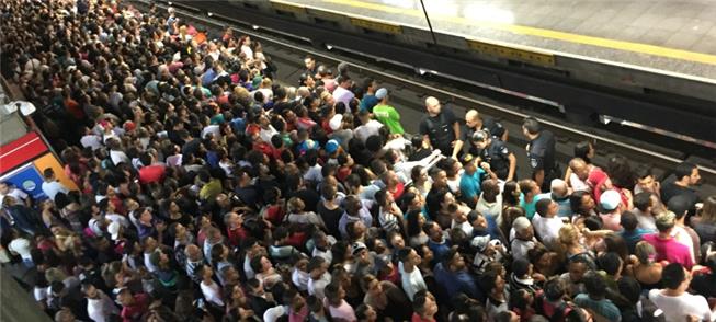 Atrasos e lentidão na rotina de quem pega metrô em