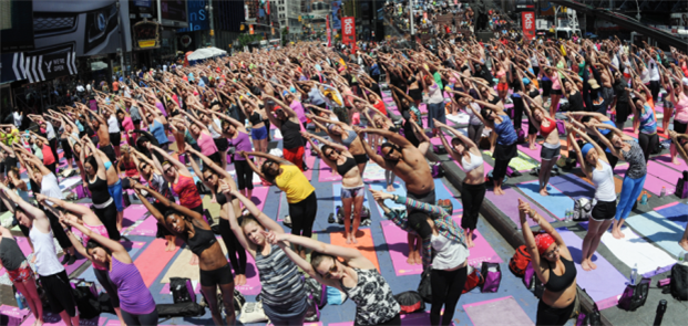 Aula aberta de Yoga em Times Square, NY