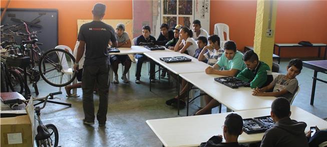Aulas de mecânica de bicicleta, do Pedala Zezinho