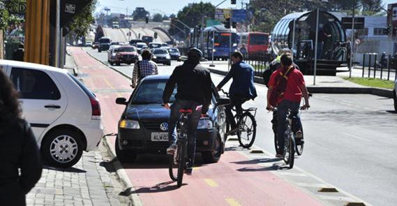 Automóvel desrespeitando ciclovia