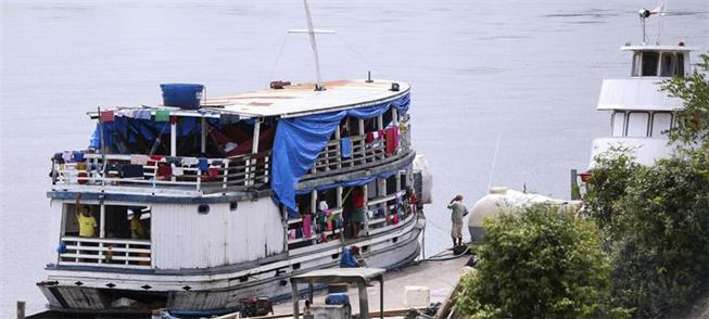 Barco faz transporte de população indígena no Alto