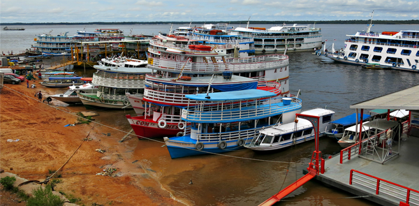 Barcos no porto de Manaus, só os do transporte reg