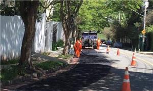 Bem em cima da ciclofaixa no Morumbi, o recapeamen