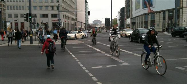 Berlim, Potsdamer Platz: pedestres e ciclistas com