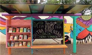 Biblioteca foi instalada em ponto de ônibus no cen