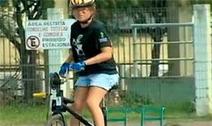 Bicicleta adaptada é usada por adolescente