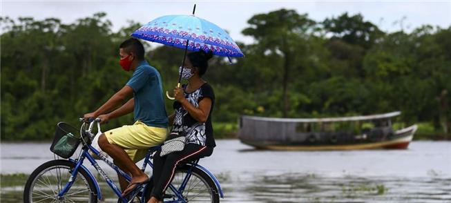 Bicicleta leva casal em Afuá (PA): transporte simp