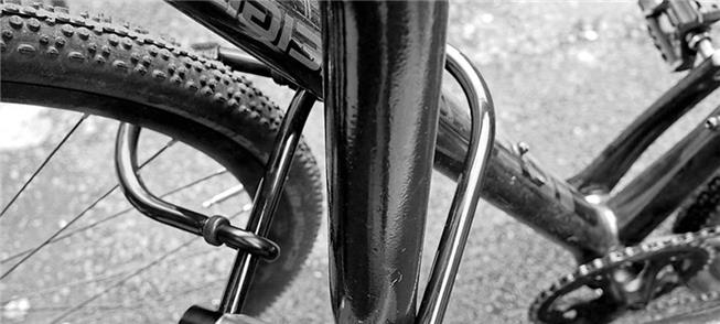 Bicicleta presa com uma tranca u-lock