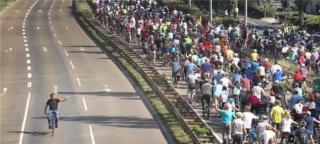 Bicicletada contra os veículos a combustão fecha r