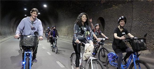 Bicicletada cruza o antigo túnel ferroviário em Ro