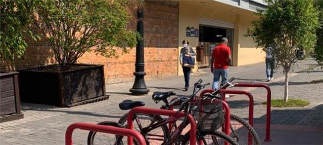 Bicicletário à disposição, e mudinhas para os cicl