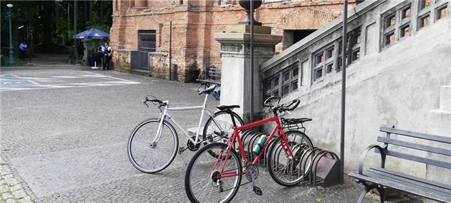 Bicicletário em frente à Pinacoteca, na Luz: pouca