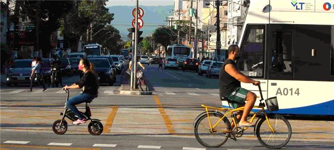 Bicicletas e VLT em Santos (SP)
