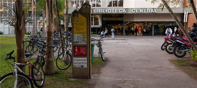 Bicicletas estacionadas em frente à biblioteca da