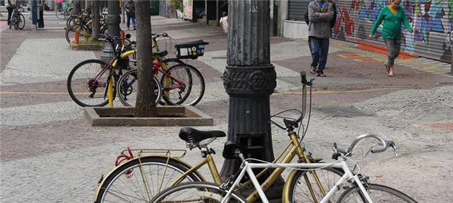 Bicicletas na avenida São João, centro de São Paul