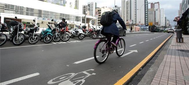 Bicicletas usadas pra ir à escola ou ao trabalho e