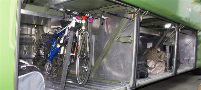 Bicicletas vão num canto do bagageiro do ônibus