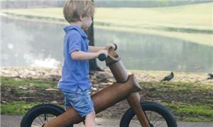 Bike de bambu, que ajuda a criança a se equilibrar