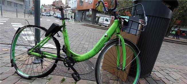 Bike destruída abandonada em uma rua de Lille, na