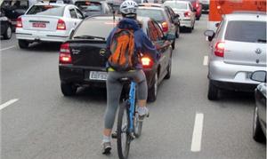 Bike no trânsito de SP: falta estrutura cicloviári