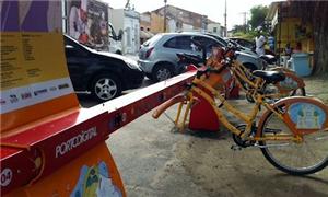 Bike pública no Recife: pneu roubado