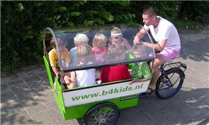 Bike transporte até 8 crianças ao mesmo tempo