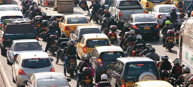 Bogotá: motocicletas trafegam por corredor entre c