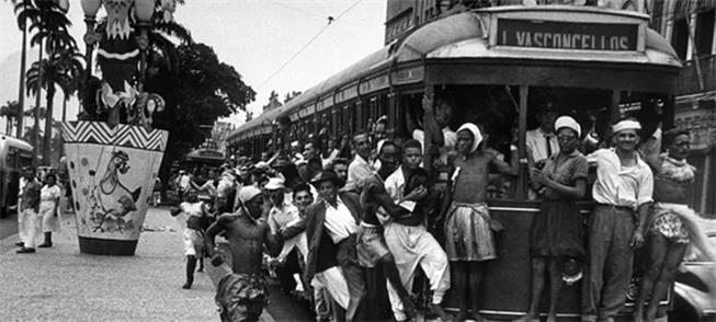 Bonde lotado de foliões no carnaval carioca dos an