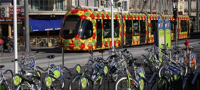 Bonde (VLT) e bikes em Nantes, França. Um exemplo?