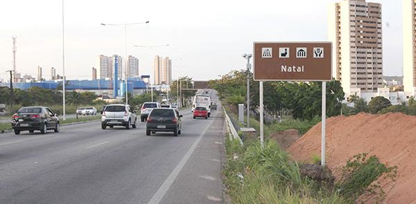 BR-101, em obras, não traz soluções a pedestres e