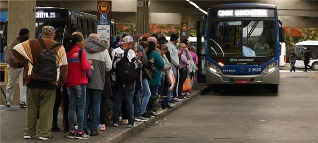 Brasileiro desembolsa R$ 679,76 por mês para se lo