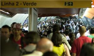 Brasileiros gastam, em média, duas horas em desloc