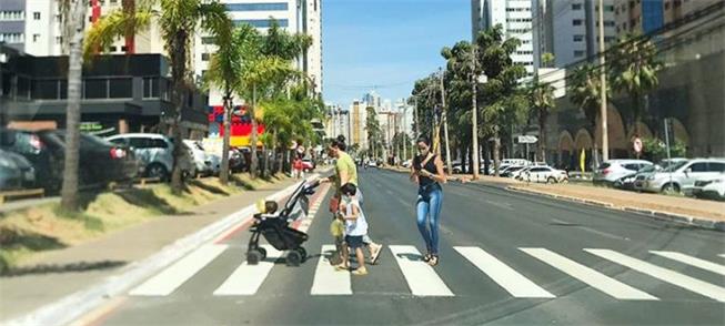 Brasília: motoristas param na faixa. Simples assim