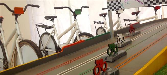 Brinquedo com mini-bicicletas movidas a pedaladas