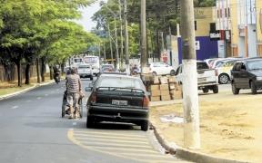 Cadeirante circula pela via por falta de calçada