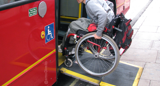 Cadeirante embarca em ônibus adaptado em São Paulo