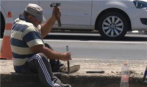 Cadeirante faz ele mesmo rampa em calçada de Campi