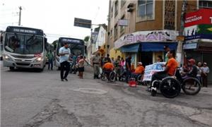 Cadeirantes bloqueiam rua em Maceió e cobram acess