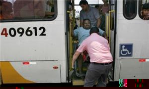 Cadeirantes tem dificuldade para andar de ônibus