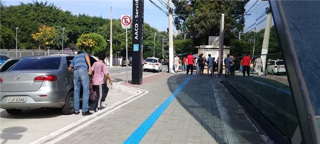 Calçada acessível em frente à estação de metrô em