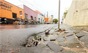 Calçada com afundamento de estrutura