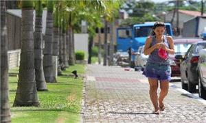 Calçada construída com recuo para plantio de árvor